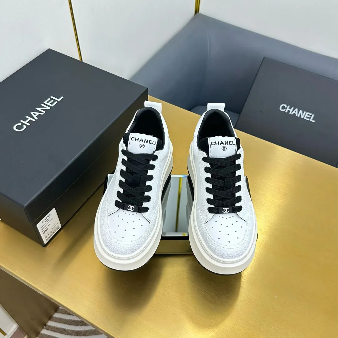 👟👟Ex-factory price 600👟👟 Upgraded version, upgraded version, upgraded version! No rebuttal accepted! ! ! ! Chanel Chanel panda shoes! 2025 counter's top casual sports shoes. This classic design; the upper is electro-embroidered with a variety of techniques; the outsole is fashionable and sporty; the unusual inclusion of a variety of color matching elements... The diversified mix and match is very good-looking and versatile, and can be used for leisure, fashion, sports, and outdoor... ꫛꫀꪝ Go➫ Materials: ❶Upper made of: original imported first-layer silk cowhide + original waterproof cloth + original first-layer cowhide ❷Inner lining: Original Yangli+Net ❸Outsole based on: Original TPU combination outsole Counter boutique packaging complete set for women 35–41 👉 👉